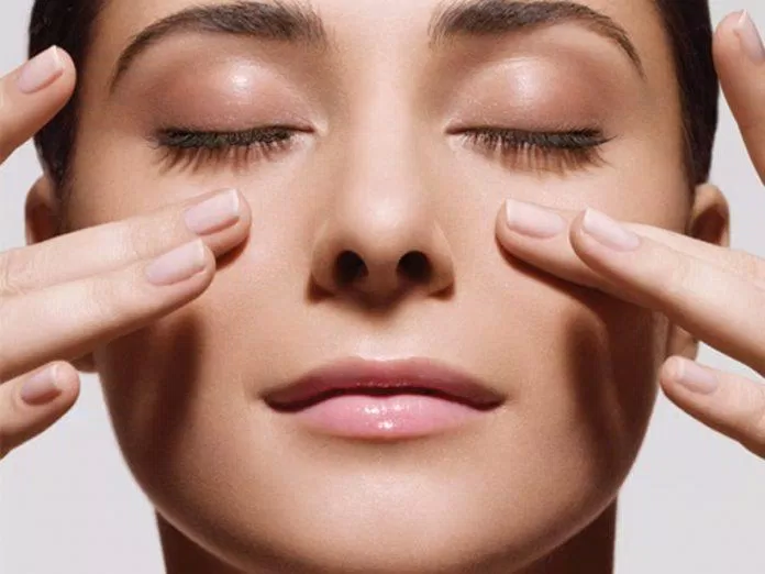 Massage mi mắt là việc bạn nên làm hàng ngày nếu muốn có đôi lông mi khỏe và ít bị gãy rụng. (nguồn ảnh: internet.) Massage mi mắt là việc bạn nên làm hàng ngày nếu muốn có đôi lông mi khỏe và ít bị gãy rụng. (nguồn ảnh: internet.)