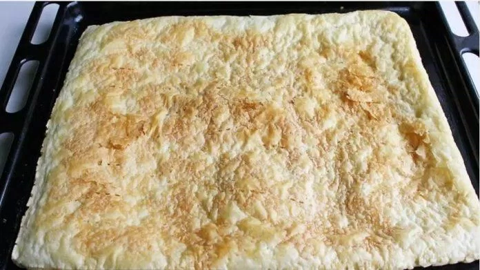 Nướng trong lò đến khi bột bánh nở ra và chuyển màu vàng nướng bánh