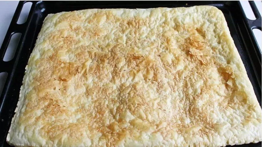 Nướng trong lò đến khi bột bánh nở ra và chuyển màu vàng nướng bánh