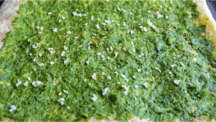 Phết đều sốt lên trên mặt bánh sốt lá húng