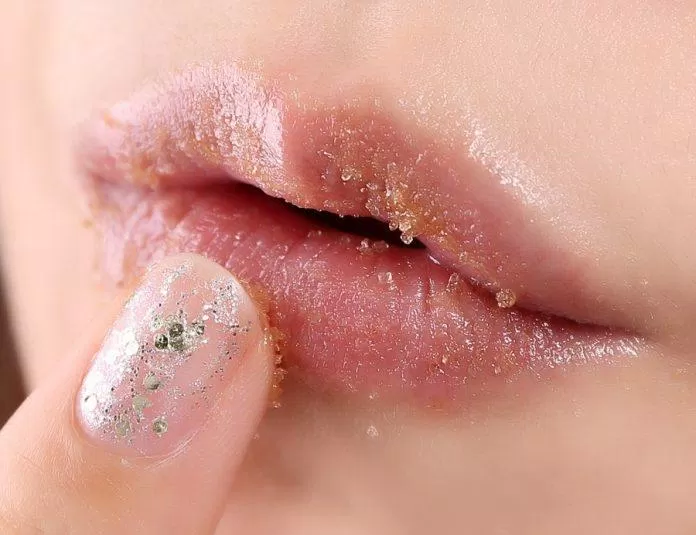 Tẩy tế bào chết cho môi cũng quan trọng như da mặt.  (nguồn ảnh: internet.)
