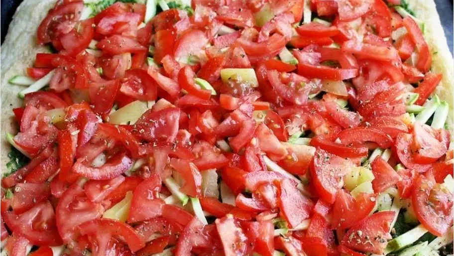 Trải cà chua lên trên cùng để không làm mất vị của sốt lá húng thêm nguyên liệu