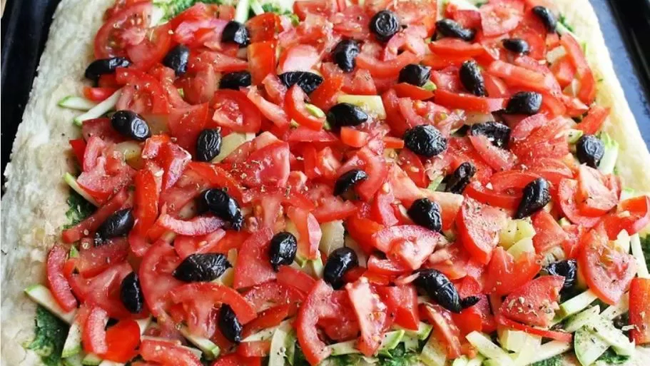 Thêm ô liu hay bất cứ loại thảo mộc nào bạn thích thêm ô liu