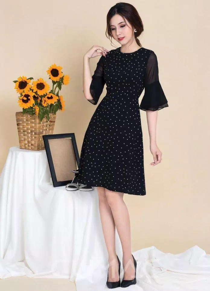 Đầm đen huyền chấm bi quyến rũ
