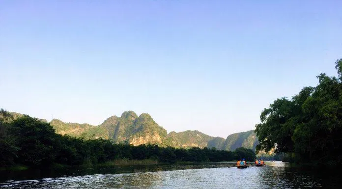 Tràng An được bao bọc bởi những ngọn núi hùng vĩ