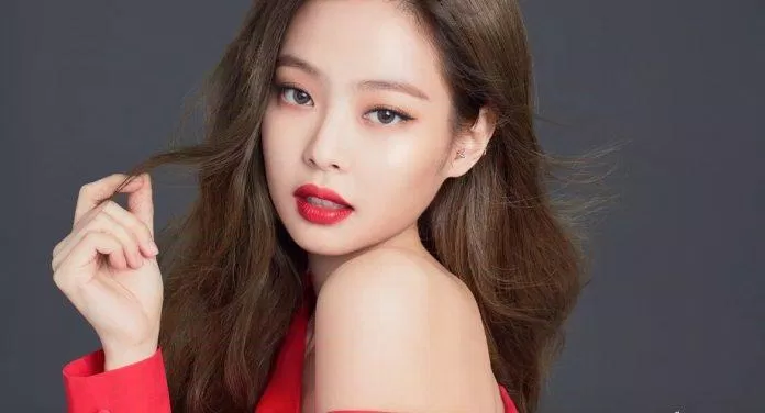 Jennie( BLACKPINK) lại phù họp với son đỏ và eyeliner mắt mèo. (Nguồn: Internet)