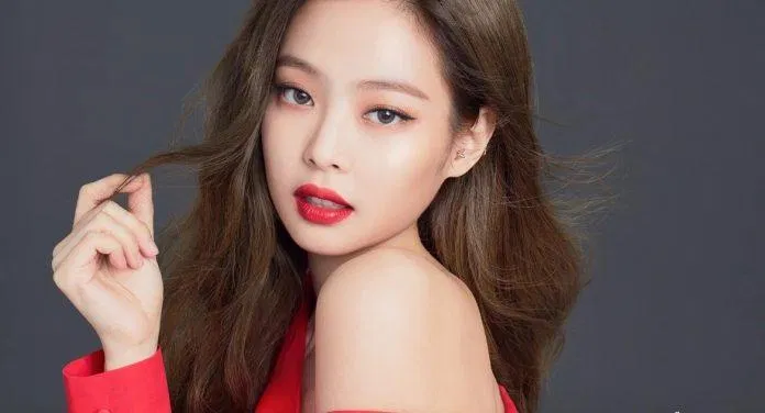 Jennie( BLACKPINK) lại phù họp với son đỏ và eyeliner mắt mèo. (Nguồn: Internet)