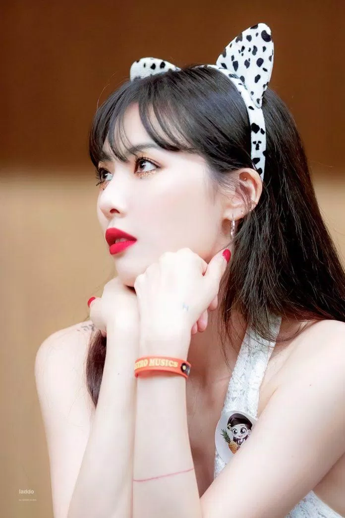 Muốn tạo điểm nhấn cho đôi mắt thì hạt kim sa chính là một gợi ý hoàn hảo. (Nguồn: Internet)