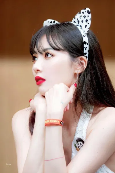 Muốn tạo điểm nhấn cho đôi mắt thì hạt kim sa chính là một gợi ý hoàn hảo. (Nguồn: Internet)