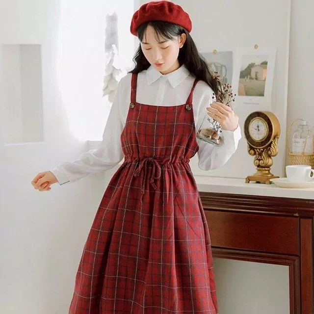 Những chiếc váy đỏ cũng được phối cùng với áo len ngắn tay, áo phông, áo lên đều hợp. (Nguồn: Internet)
