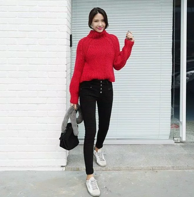 Áo len đỏ được kết hợp với quần jean skinny đen.  (Nguồn: Internet)