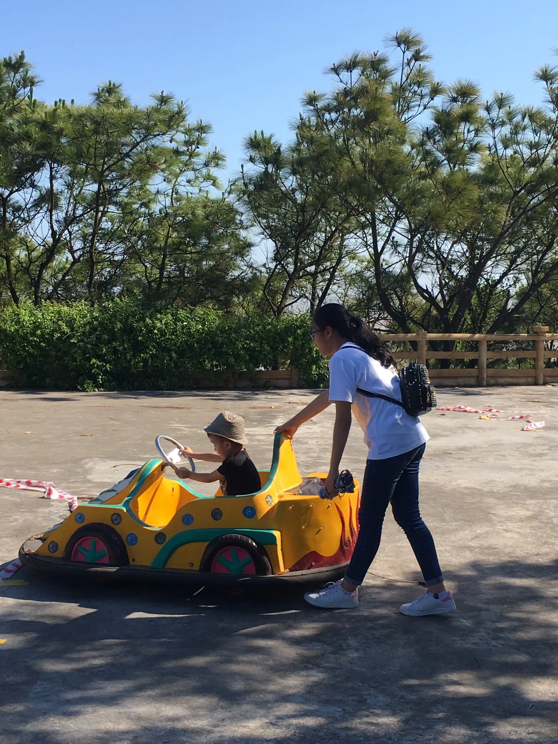 Trò chơi xe điện đụng tại khu vui chơi giải trí Hòn Dấu Trò chơi xe điện đụng tại khu vui chơi giải trí Hòn Dấu