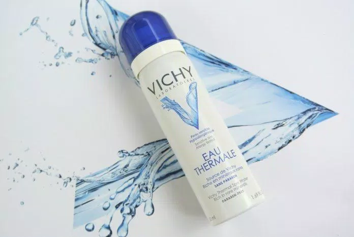 Xịt khoáng Vichy cũng lấy màu trắng chủ đạo nhưng lại nắp xanh đậm với hình sóng nước chữ V đại diện thương hiệu. (nguồn ảnh: internet.)