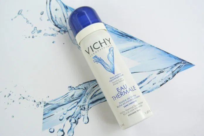 Xịt khoáng Vichy cũng lấy màu trắng chủ đạo nhưng lại nắp xanh đậm với hình sóng nước chữ V đại diện thương hiệu. (nguồn ảnh: internet.) Xịt khoáng Vichy cũng lấy màu trắng chủ đạo nhưng lại nắp xanh đậm với hình sóng nước chữ V đại diện thương hiệu. (nguồn ảnh: internet.)