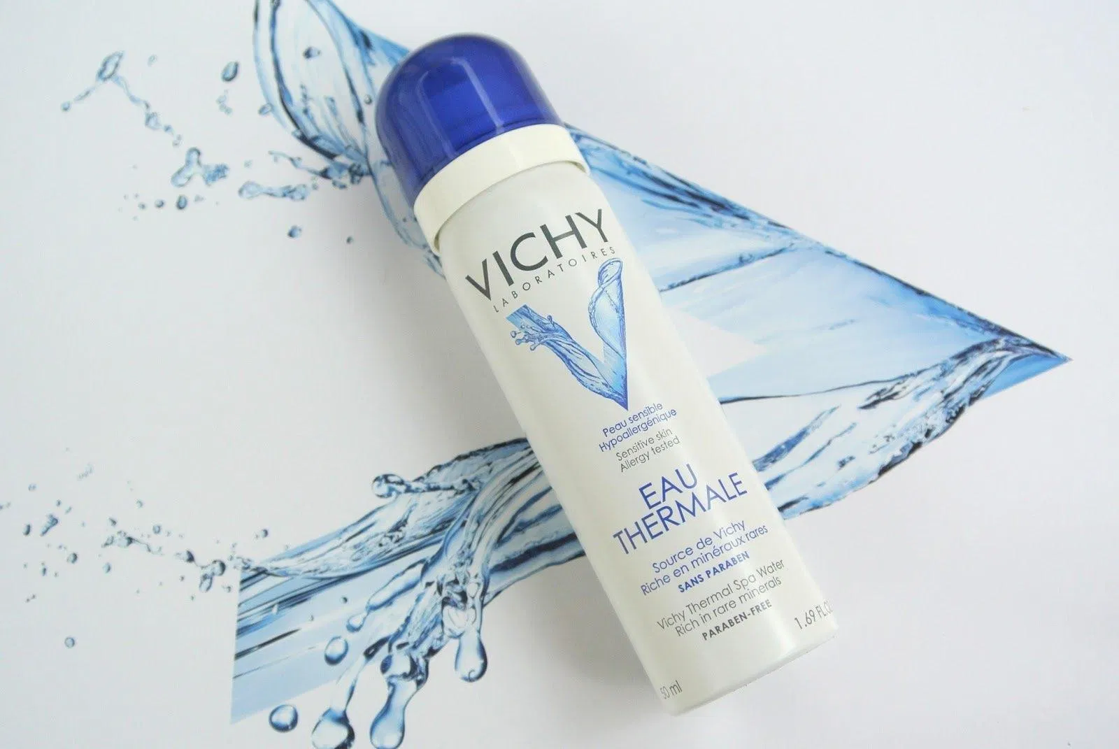 Xịt khoáng Vichy cũng lấy màu trắng chủ đạo nhưng lại nắp xanh đậm với hình sóng nước chữ V đại diện thương hiệu. (nguồn ảnh: internet.) Xịt khoáng Vichy cũng lấy màu trắng chủ đạo nhưng lại nắp xanh đậm với hình sóng nước chữ V đại diện thương hiệu. (nguồn ảnh: internet.)