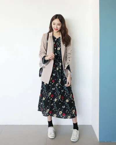 Áo khoác blazer mặc bên ngoài váy hoa cực xinh. (Nguồn: Internet)