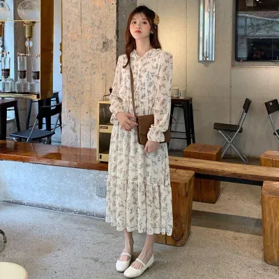 Váy hoa nhí dài tay vẫn có thể diện trong mùa đông. (Nguồn: Internet)