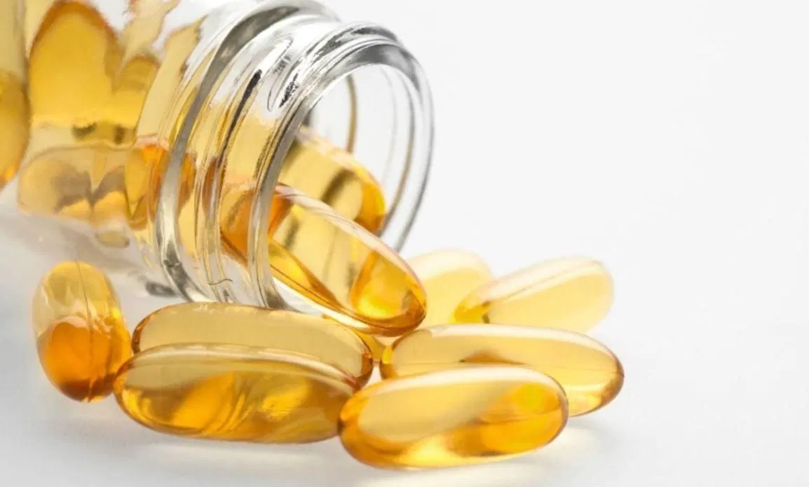 Ngoài việc dưỡng mi vitamin E còn nhiều công dụng khác như phát triển cơ bắp, cải thiện hệ thần kinh,... (nguồn ảnh: internet.) Ngoài việc dưỡng mi vitamin E còn nhiều công dụng khác như phát triển cơ bắp, cải thiện hệ thần kinh,... (nguồn ảnh: internet.)