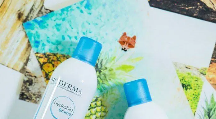 Xịt khoáng Bioderma với màu trắng chủ đạo và nắp xanh rất ưa nhìn. (nguồn ảnh: internet.) Xịt khoáng Bioderma với màu trắng chủ đạo và nắp xanh rất ưa nhìn. (nguồn ảnh: internet.)