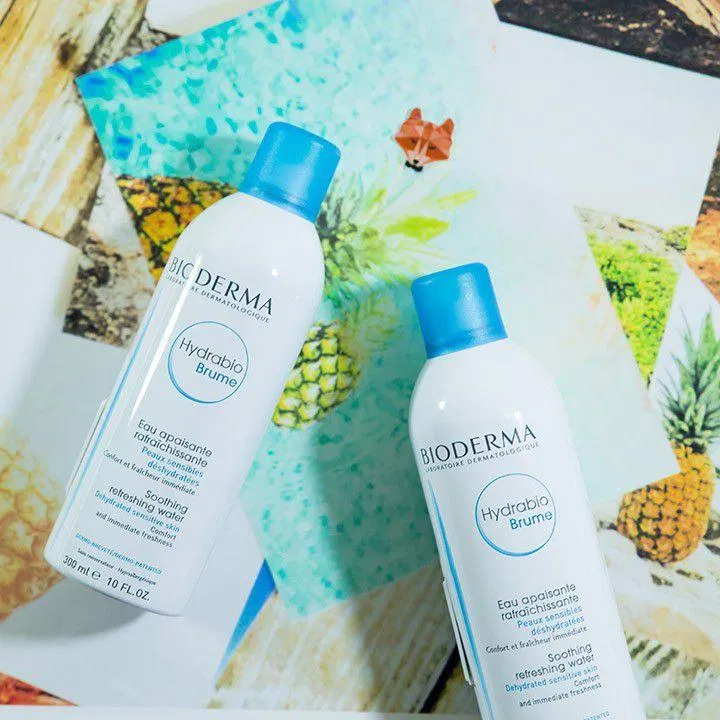 Xịt khoáng Bioderma với màu trắng chủ đạo và nắp xanh rất ưa nhìn. (nguồn ảnh: internet.) Xịt khoáng Bioderma với màu trắng chủ đạo và nắp xanh rất ưa nhìn. (nguồn ảnh: internet.)