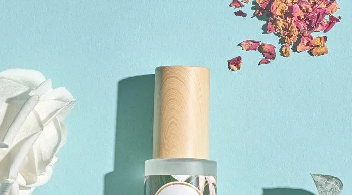 Một trong những công dụng tiêu biểu của xịt khoáng chính là khả năng giữ cho lớp makeup lâu trôi, trở nên vô cùng tự nhiên, quyến rũ cho nàng hoạt động suốt ngày dài. (Ảnh: Internet)