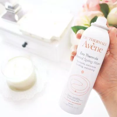 Với tuổi đời lên tới hơn 50 năm, xịt khoáng Avène là một sự lựa chọn tuyệt vời cho cô nàng có làn da nhạy cảm cùng công dụng tiêu biểu làm dịu làn da kích ứng, mẫn cảm. (Ảnh: Internet)