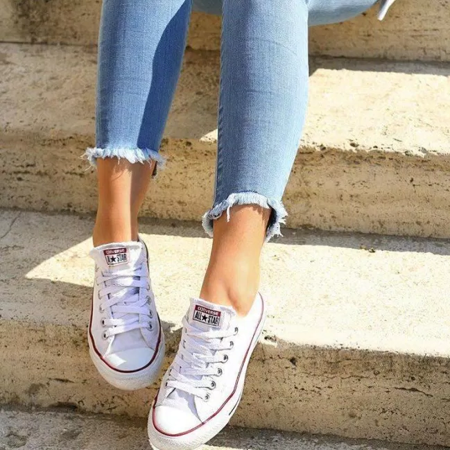 Một trong những ưu điểm lớn nhất của Converse chính là phối đồ vô cùng tiện lợi. (nguồn ảnh: internet.) Một trong những ưu điểm lớn nhất của Converse chinh là phối đồ vô cùng tiện lợi. (nguồn ảnh: internet.)