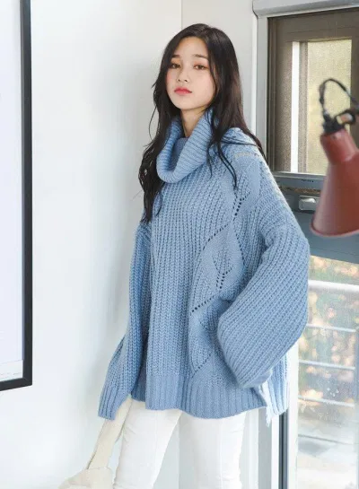 Áo len dáng oversize xanh da trời vô cùng hút mắt. (nguồn ảnh: internet.) Áo len dáng oversize xanh da trời vô cùng hút mắt. (nguồn ảnh: internet.)