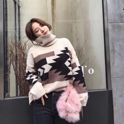 Len thổ cẩm màu be phối quần jean đen tối màu nhìn vô cùng hài hòa, cân sắc. (nguồn ảnh: internet.) Len thổ cẩm màu be phối quần jean đen tối màu nhìn vô cùng hài hòa, cân sắc. (nguồn ảnh: internet.)