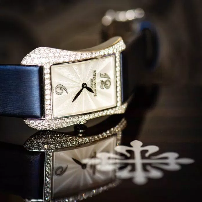 Chiếc đồng hồ 4972G trong bộ sưu tập Gondolo với màu xanh thẫm loáng bóng đầy mê hoặc. (Nguồn: Internet).