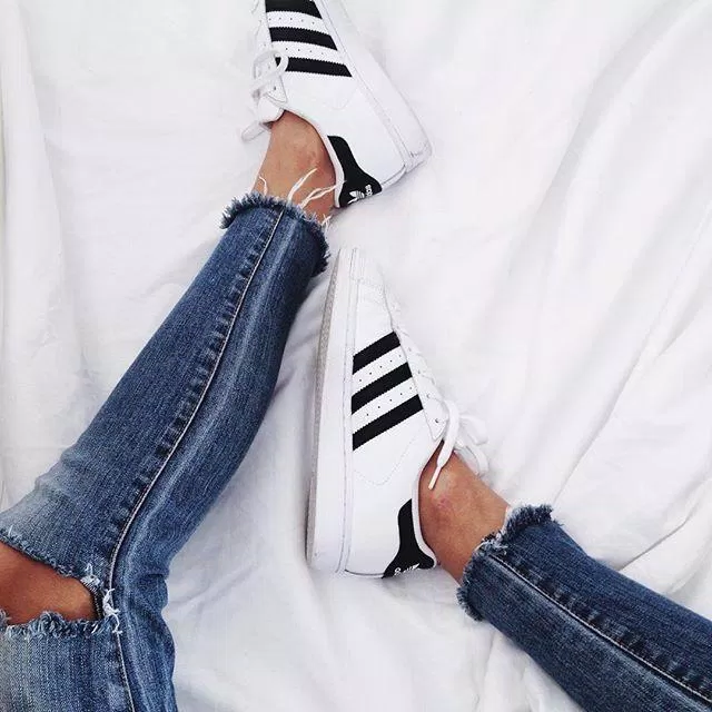 Với ưu điểm tiện lợi, thiết kế sang trọng. Adidas Superstar đã chinh phục được trái tim đặc biệt là các tín đồ thời trang trên thế giới. (nguồn ảnh: internet.) Với ưu điểm tiện lợi, thiết kế sang trọng. Adidas Superstar đã chinh phục được trái tim đặc biệt là các tín đồ thời trang trên thế giới. (nguồn ảnh: internet.)
