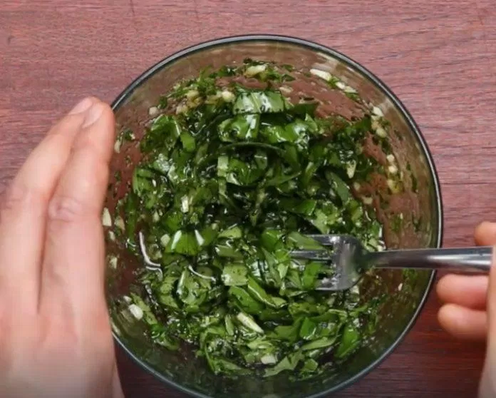 Trộn đều hỗn hợp bao gồm húng quế, tỏi, rau mùi tây, húng tây, muối, hạt tiêu và dầu olive Trộn đều hỗn hợp bao gồm húng quế, tỏi, rau mùi tây, húng tây, muối, hạt tiêu và dầu olive (Ảnh: Internet)