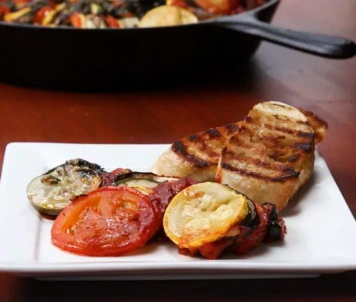 Phục vụ Ratatouille như một món ăn kèm với thịt cừu, thịt bò Phục vụ Ratatouille như một món ăn kèm với thịt cừu, thịt bò (Ảnh: Internet)