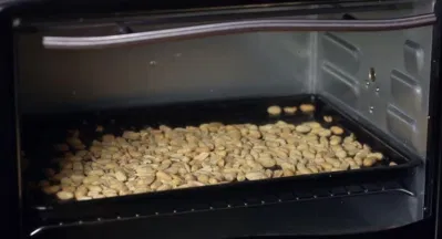 Rang đậu phộng tròng lò trong khoảng 15 phút Rang đậu phộng tròng lò trong khoảng 15 phút (Ảnh: Internet)