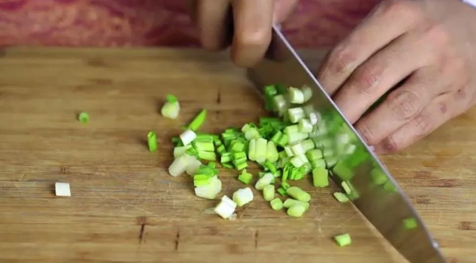 Thực hiện băm nhỏ hành lá và tỏi (Ảnh: Internet)