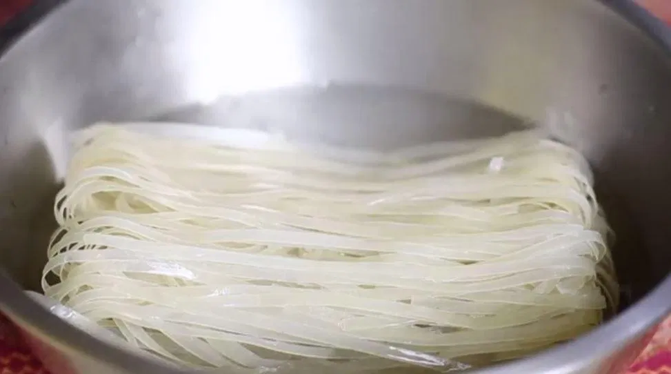 Ngâm mì bằng nước ấm đến khi mềm (Ảnh: Internet)
