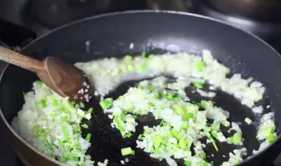 Thực hiện xào tỏi và hành lá đến khi dậy mùi thơm Thực hiện xào tỏi và hành lá đến khi dậy mùi thơm (Ảnh: Internet)