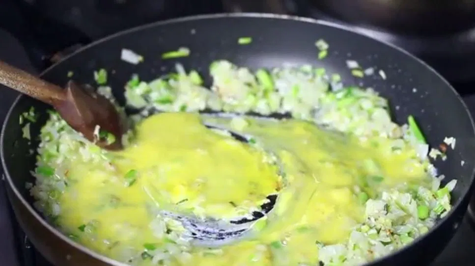 Đổ trứng vào chảo và tiếp tục khuấy đều (Ảnh: Internet)