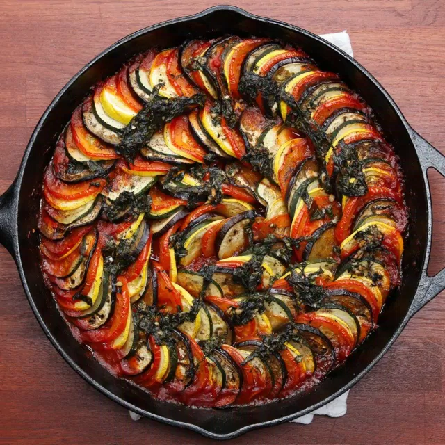 Ratatouille thành phẩm có màu sắc bắt mắt, những lát rau củ chín mềm, thơm mùi thảo mộc Ratatouille thành phẩm có màu sắc bắt mắt, những lát rau củ chín mềm, thơm mùi thảo mộc (Ảnh: Internet)
