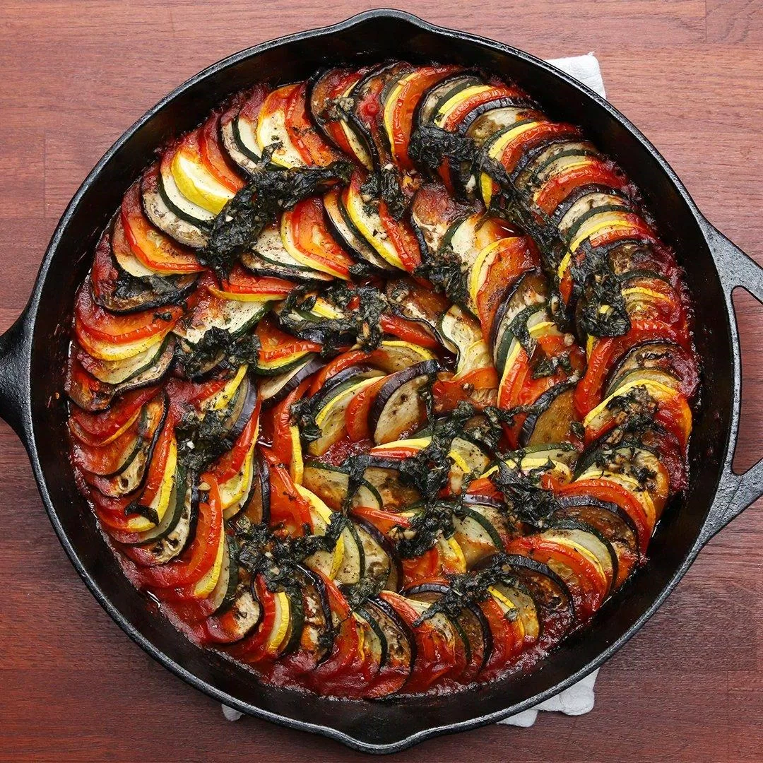 Ratatouille thành phẩm có màu sắc bắt mắt, những lát rau củ chín mềm, thơm mùi thảo mộc (Ảnh: Internet)