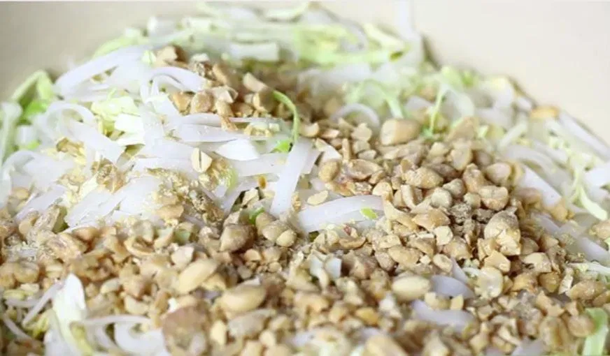 Thêm tôm khô và một nửa phần lạc rang giã nhỏ, tiếp tục đảo đều trong 1 phút Thêm tôm khô và một nửa phần lạc rang giã nhỏ, tiếp tục đảo đều trong 1 phút (Ảnh: Internet)