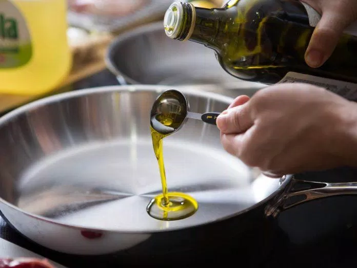 Làm nóng dầu olive trong chảo Làm nóng dầu olive trong chảo (Ảnh: Internet)