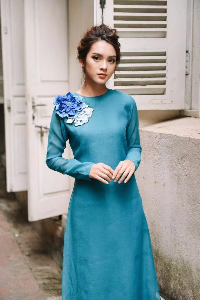 Áo dài được đính họa tiết hoa bằng vải. (Nguồn: Internet)