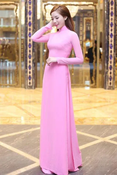 Áo dài truyền thống trơn vừa thanh lịch vừa dịu dàng. (Nguồn: Internet)