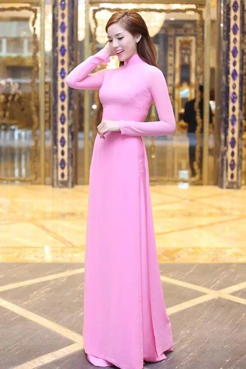 Áo dài truyền thống trơn vừa thanh lịch vừa dịu dàng. (Nguồn: Internet)
