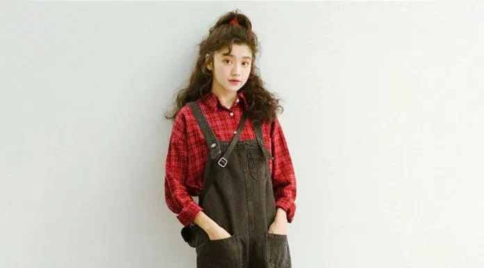 Áo sơ mi sọc đỏ phối cùng quần yếm và sneaker năng động. (nguồn ảnh: internet.)Áo sơ mi sọc đỏ phối cùng quần yếm và sneaker năng động. (nguồn ảnh: internet.) Áo sơ mi sọc đỏ phối cùng quần yếm và sneaker năng động. (nguồn ảnh: internet.)Áo sơ mi sọc đỏ phối cùng quần yếm và sneaker năng động. (nguồn ảnh: internet.)