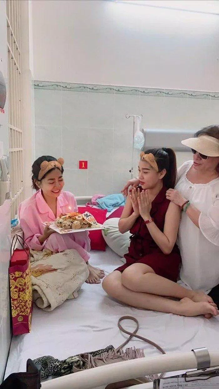 Mai Phương đón tuổi mới trong bệnh viện (Nguồn: Internet) Mai Phương đón tuổi mới trong bệnh viện (Nguồn: Internet)