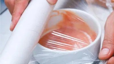 Bọc nước sốt cocktail bằng màng bọc thực phẩm, để nguội trong tủ lạnh bọc nước sốt