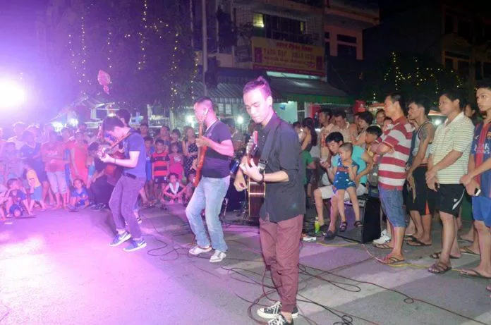 Ca nhạc đường phố buổi tối trê phố đi bộ Ca nhạc đường phố buổi tối trê phố đi bộ