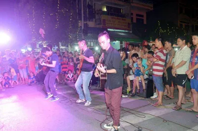 Ca nhạc đường phố buổi tối trê phố đi bộ Ca nhạc đường phố buổi tối trê phố đi bộ